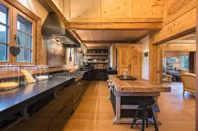 Küche/Küchenzeile in der Unterkunft Elegant Alpine Chalet with Spa