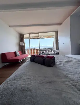 Ein Bett oder Betten in einem Zimmer der Unterkunft Vue panoramique, Piscine, Spa, Ski in-out & Golf à l'hôtel de l'Etrier à Crans-Montana