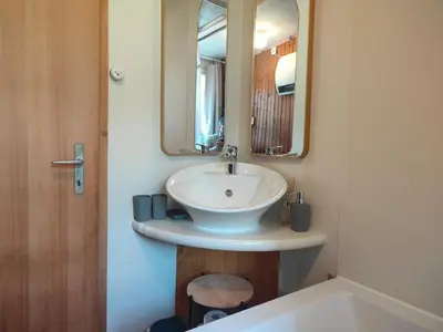 Ein Badezimmer in der Unterkunft Interlaken house with Harder Kulm view