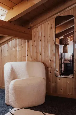 Ein Sitzbereich in der Unterkunft Hidden Retreats Snowpeak Boutique Apartments