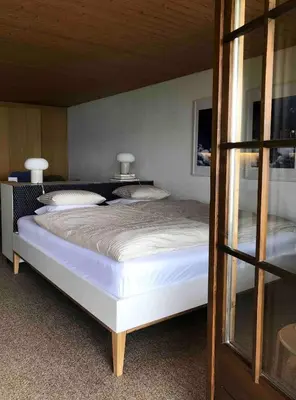 Ein Bett oder Betten in einem Zimmer der Unterkunft Amazing Lake Views-Cozy Retreat-King Bed