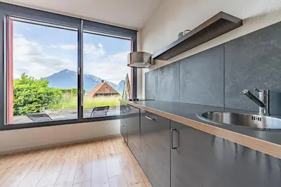 Küche/Küchenzeile in der Unterkunft Light-filled studio with panoramic views