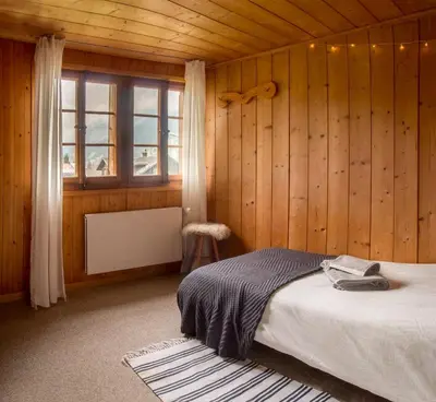 Ein Bett oder Betten in einem Zimmer der Unterkunft Vintage chalet in Kandersteg