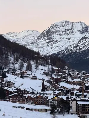 Ein allgemeiner Bergblick oder ein Berglick von der Ferienwohnung aus