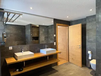 Ein Badezimmer in der Unterkunft Allalin View