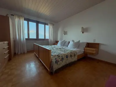 Ein Bett oder Betten in einem Zimmer der Unterkunft Private Chalet with Pool, Lake & Mountain Views