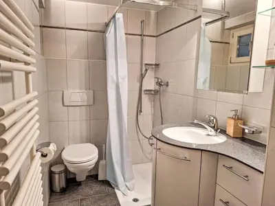 Ein Badezimmer in der Unterkunft Chalet Haus am See by Interhome