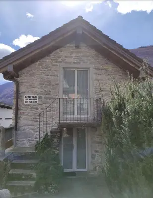Das Gebäude in dem sich das Ferienhaus befindet