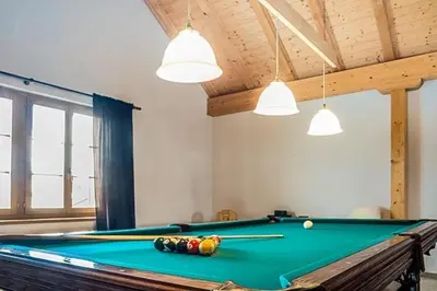 Ein Billardtisch in der Unterkunft Chalet Gemsstock and Little Gemsstock, whole house