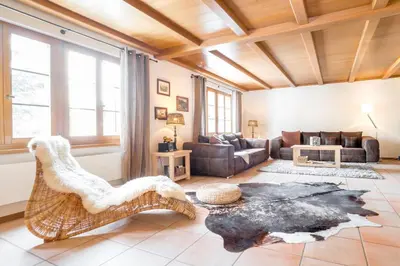 Ein Sitzbereich in der Unterkunft Chalet Gemsstock and Little Gemsstock, whole house