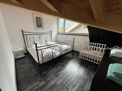 Ein Bett oder Betten in einem Zimmer der Unterkunft Dachwohnung mit Balkon am Brienzersee, Brienz BE
