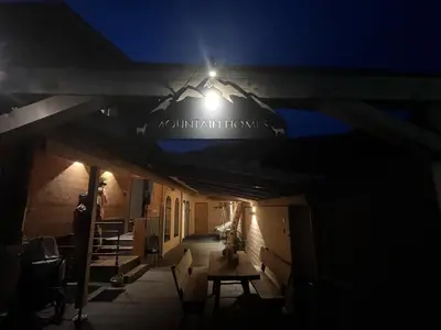 Ein Patio oder anderer Außenbereich in der Unterkunft Mountain Homes -Base Camp Studio