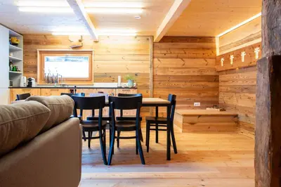 Ein Sitzbereich in der Unterkunft Chalet Himmel - Top renoviertes Walliserhaus in Biel VS