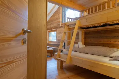 Ein Bett oder Betten in einem Zimmer der Unterkunft Chalet Himmel - Top renoviertes Walliserhaus in Biel VS