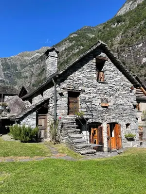 Ein allgemeiner Bergblick oder ein Berglick von des Ferienhauses aus