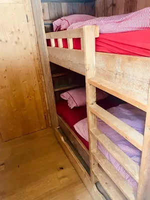 Ein Etagenbett oder Etagenbetten in einem Zimmer der Unterkunft Chalet Belland