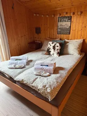 Ein Bett oder Betten in einem Zimmer der Unterkunft Chalet Opalpin Lodge & Spa, vue montagne et jacuzzi