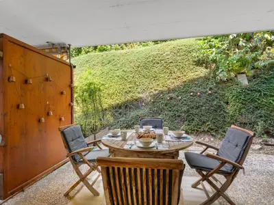 Ein Garten an der Unterkunft Apartment Rochemont B26 by Interhome