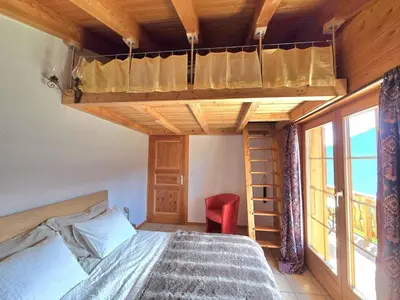 Ein Bett oder Betten in einem Zimmer der Unterkunft Appartement l'Arzinol avec vue panoramique, St-Martin VS, Val d'Hérens
