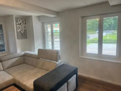 Ein Sitzbereich in der Unterkunft Ferienwohnung Winterzeit EG - Interlaken Thun Spiez Kandersteg