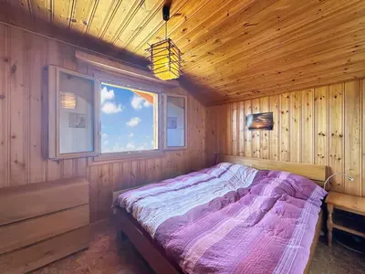 Ein Bett oder Betten in einem Zimmer der Unterkunft Bear Ridge Retreat - 8mns to slopes - Swiss Alps
