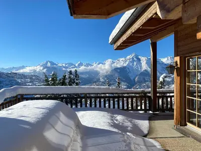 Ein allgemeiner Bergblick oder ein Berglick von des Chalets aus
