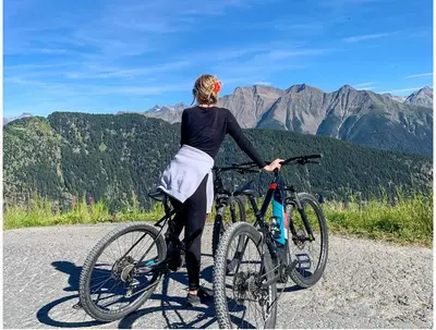 Radfahren an der Unterkunft Hüttli Chalet Weitblick 10 Minuten zur Skigondel und Aletschgletscher oder in der Nähe