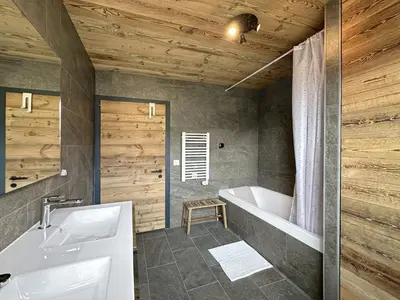 Ein Badezimmer in der Unterkunft Modern Home for 8 near Crans-Montana - Terrace - Fireplace