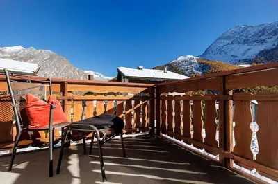 Ein allgemeiner Bergblick oder ein Berglick von des Ferienhauses aus