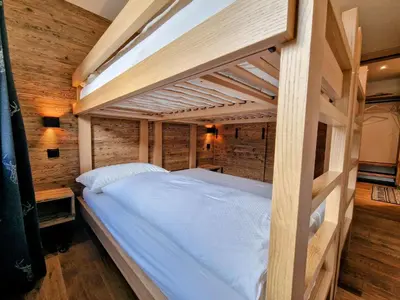 Ein Bett oder Betten in einem Zimmer der Unterkunft Cornelia 1 Ski-In-Out Stunning Views & Sleeps 8
