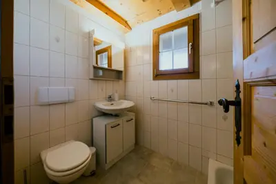 Ein Badezimmer in der Unterkunft Mountain Apartment - Hot Tub & Sunset Views