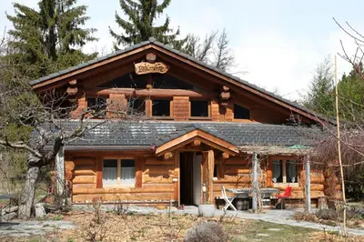 Das Gebäude in dem sich das Chalet befindet