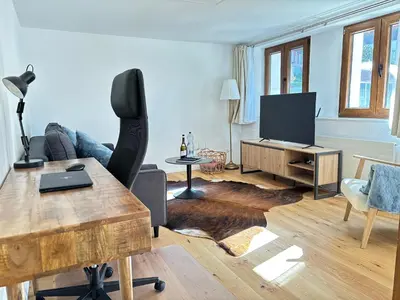 TV/Unterhaltungsangebot in der Unterkunft Liftside Terrace Retreat Modern & Cozy
