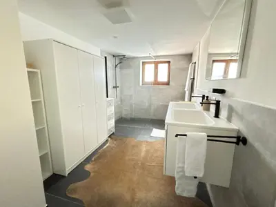 Küche/Küchenzeile in der Unterkunft Liftside Terrace Retreat Modern & Cozy