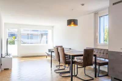 Ein Sitzbereich in der Unterkunft Bright Apartment in Thun, 50m to Lake Free Parking