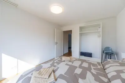 Ein Bett oder Betten in einem Zimmer der Unterkunft Bright Apartment in Thun, 50m to Lake Free Parking
