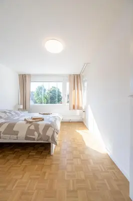 Ein Bett oder Betten in einem Zimmer der Unterkunft Bright Apartment in Thun, 50m to Lake Free Parking