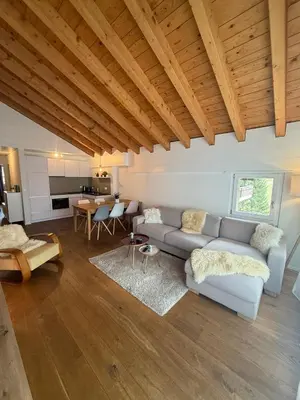 Ein Sitzbereich in der Unterkunft Mountain Glow Apartment