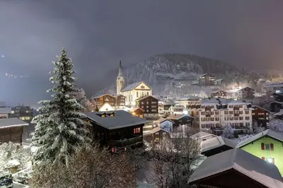 Ein allgemeiner Bergblick oder ein Berglick von der Ferienwohnung aus