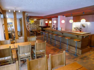 Ein Restaurant oder anderes Speiselokal in der Unterkunft Apartment Ringstrasse Apt 121 by Interhome