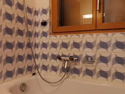 Ein Badezimmer in der Unterkunft Apartment Hortensia 33 by Interhome