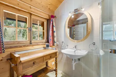 Ein Badezimmer in der Unterkunft Chalet La Verne - appartement du Haut - 9 pers -