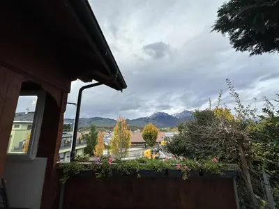 Ein allgemeiner Bergblick oder ein Berglick von des Ferienhauses aus