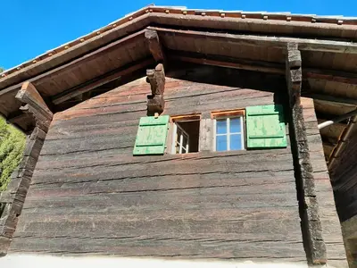Das Gebäude in dem sich das Ferienhaus befindet