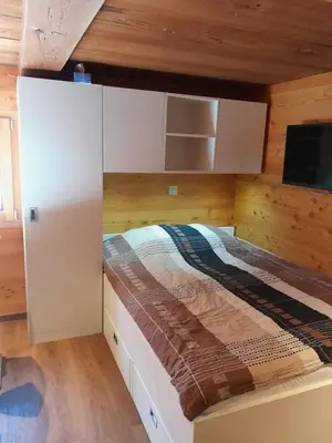 Ein Bett oder Betten in einem Zimmer der Unterkunft Hüsi