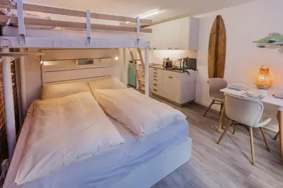 Ein Bett oder Betten in einem Zimmer der Unterkunft Surfers Deck near Interlaken, at lake with pool
