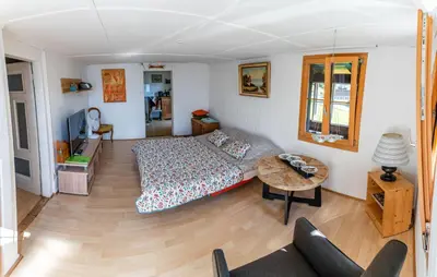 Ein Bett oder Betten in einem Zimmer der Unterkunft Romantic Alpine Farmhouse with Superview of Lake Near Interlaken