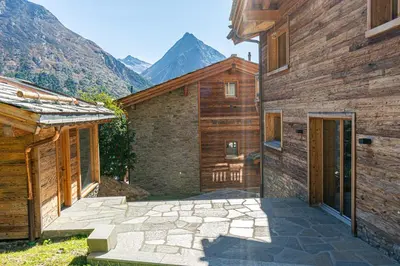 Ein allgemeiner Bergblick oder ein Berglick von der Villa aus