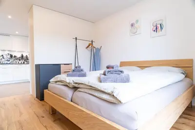 Ein Bett oder Betten in einem Zimmer der Unterkunft Apartment Stockhorn in See- und Bergnähe, modern, mit Balkon, 4 Gäste