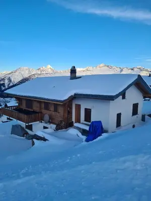 Ein allgemeiner Bergblick oder ein Berglick von des Ferienhauses aus
